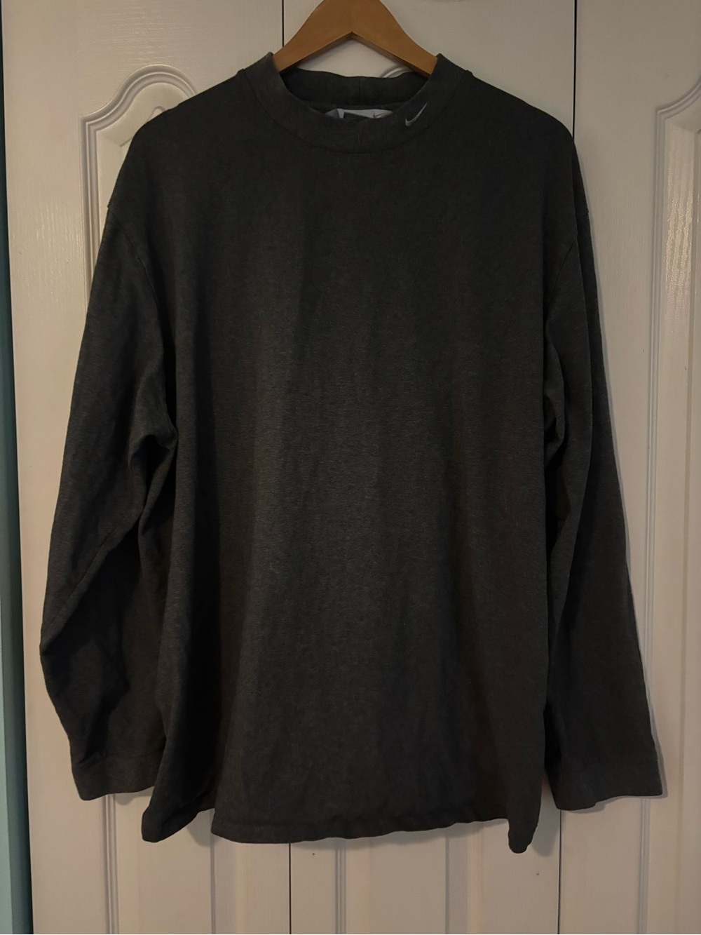 Nike Men's Long-Sleeve Crewneck Shirt - Charcoal Gray